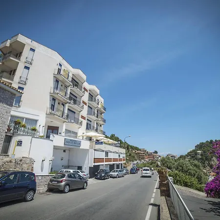 Isola Bella Hotel 3*